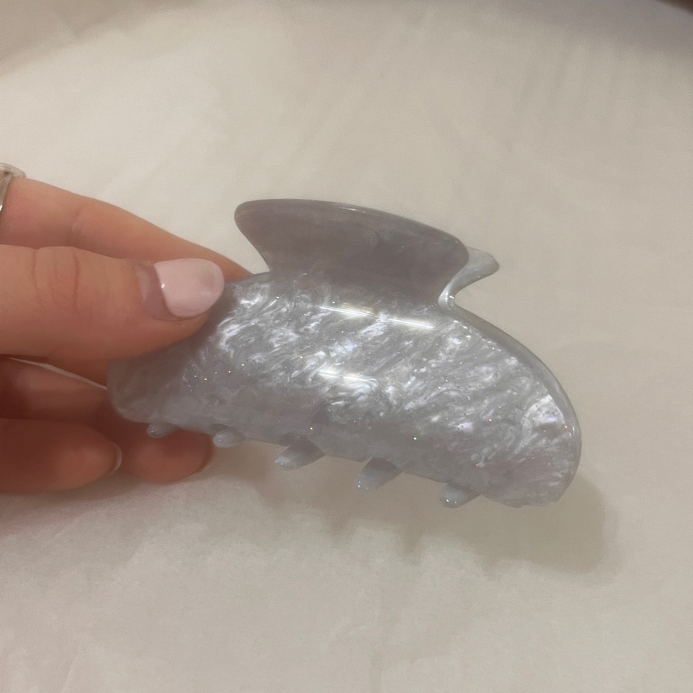 Gray Fish-Shaped Hair Clip (*ᴗ͈ˬᴗ͈)ꕤ*.ﾟ